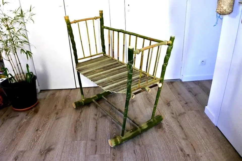 Berceau en bambou dans un intérieur