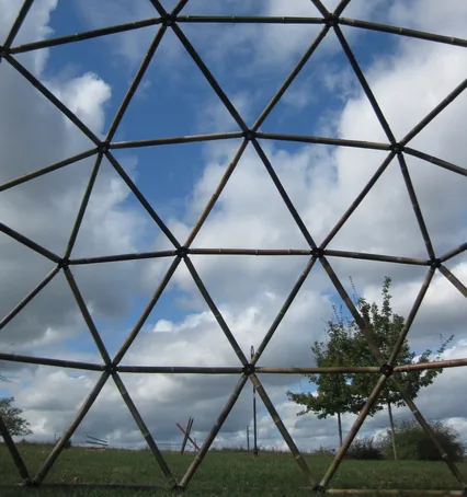 Structure géodésique en bambou vue de l'intérieur